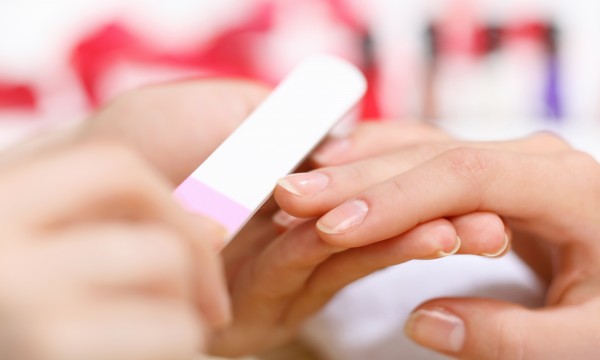 Coupe d'ongles ou limage mains image