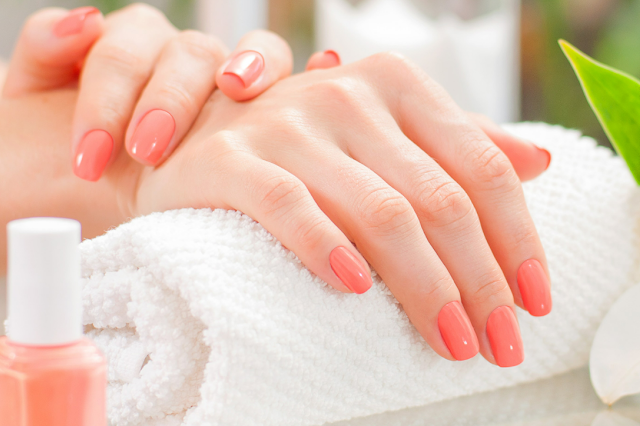 Pose de vernis classique mains image