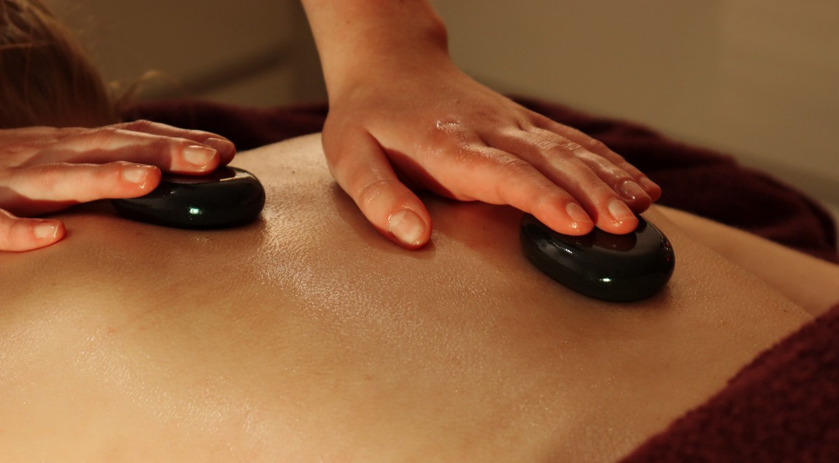 massage aux pierres chaudes image