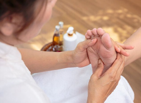 Soin des Pieds : Nettoyage + gommage + modelage + masque nourrissant avec ou sans vernis classique image