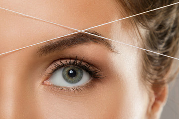 Sourcils Femme  au fil. Création de ligne image