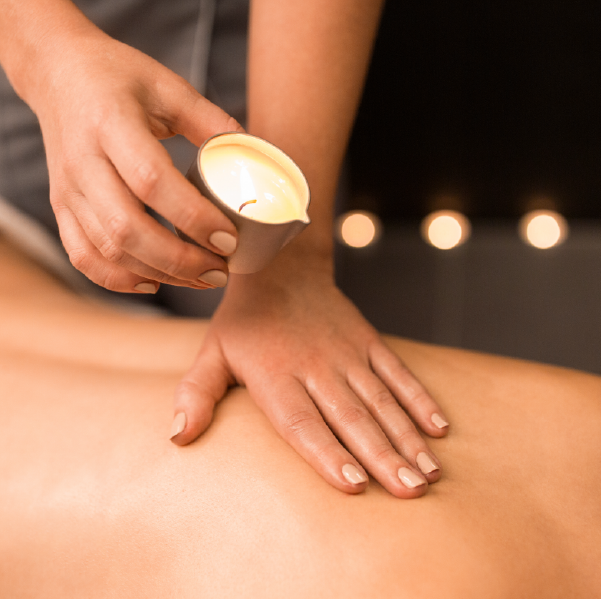 Massage relaxant a la bougie et serviettes chaudes image