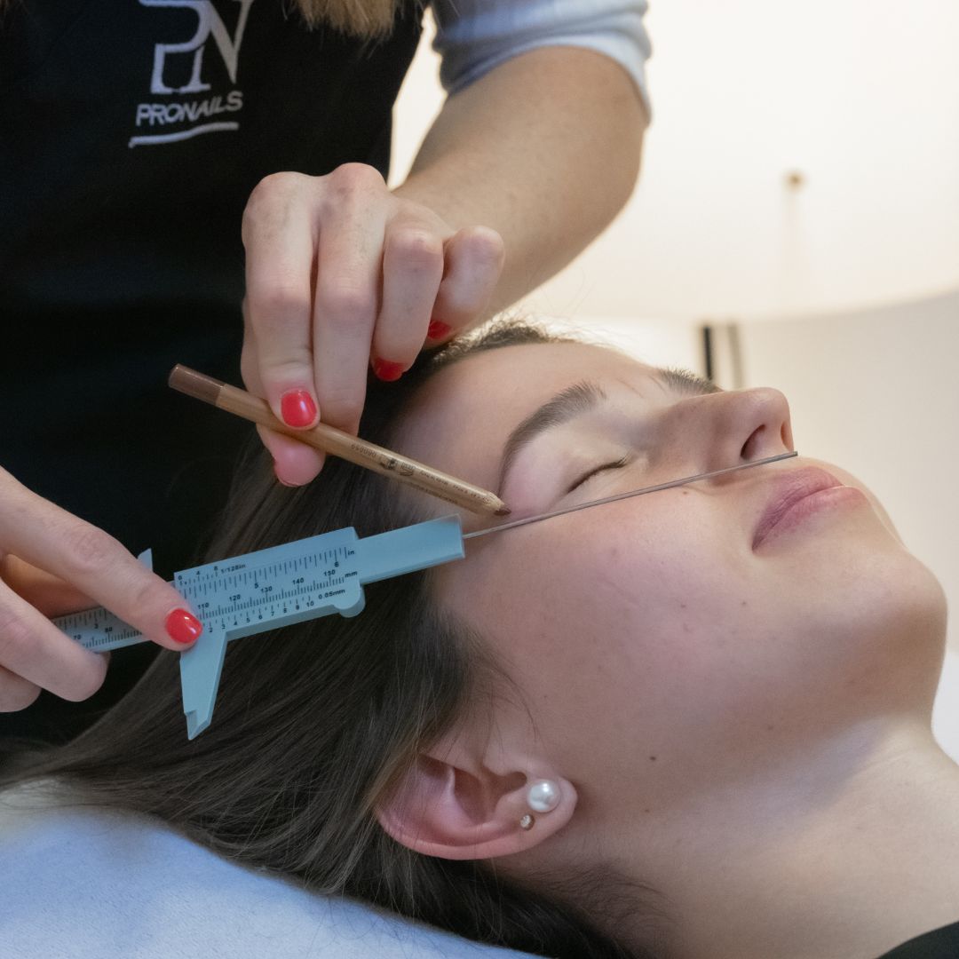 Entretien + teinture des sourcils image